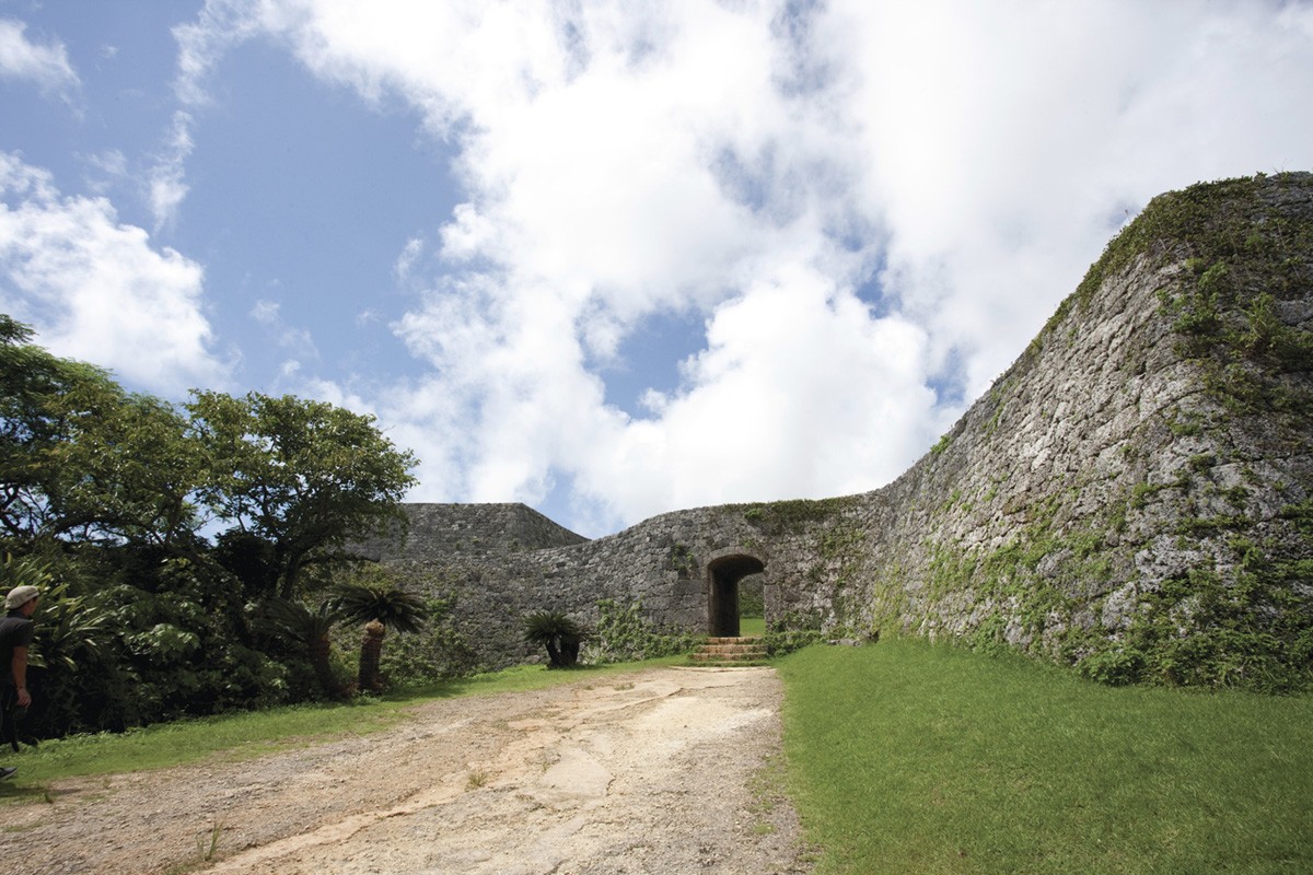 Zakimi Castle Remains: Okinawa's World Heritage Characterized by its Curvaceousness